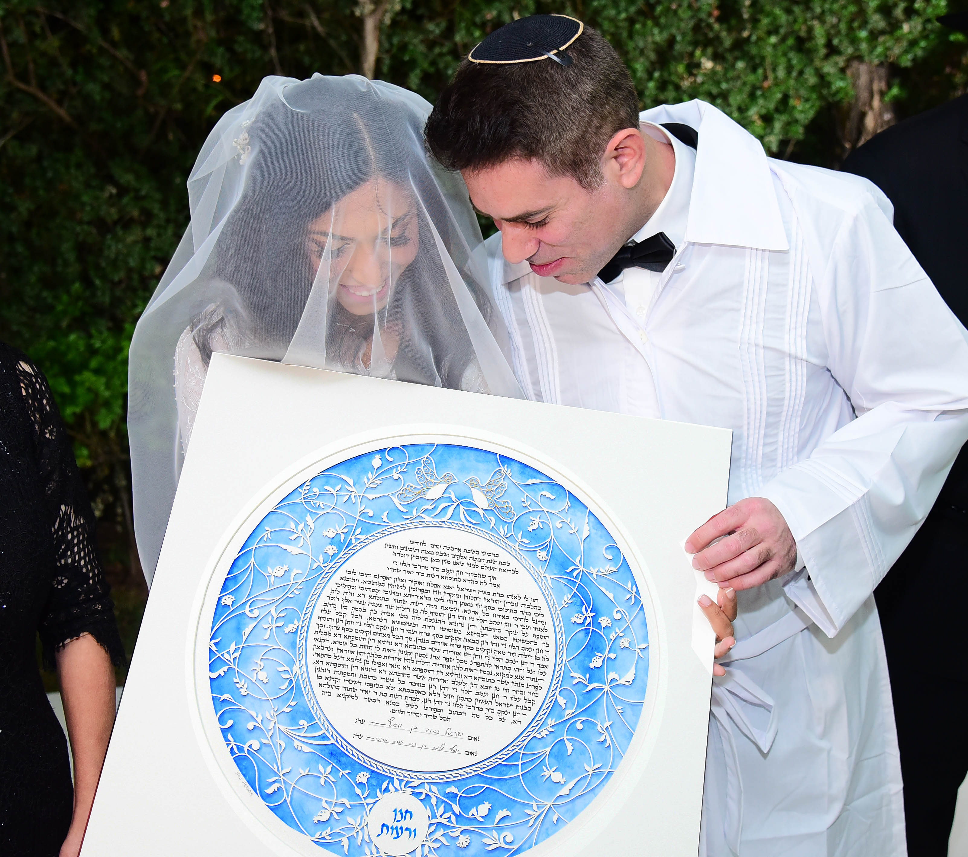 An illustration of a couple discussing potential issues during the Ketubah signing process.