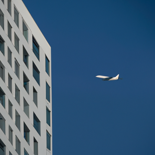 תמונה של בניין רב קומות עם מטוס טס מעל, הממחישה זכויות אוויר