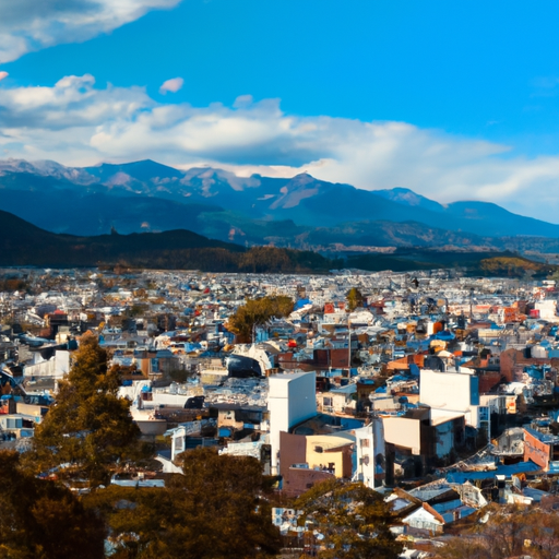 תצפית ציורית על העיירה ההיסטורית טאקיאמה, המוקפת באלפים היפניים, והצצה לקו החוף היפה בעיירת החוף קמאקורה.