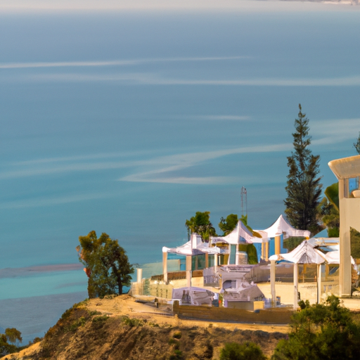 1. נוף פנורמי של מקום חתונות פופולרי בקפריסין המשקיף על הים התיכון