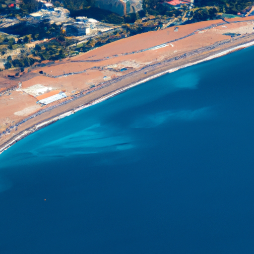 מבט אווירי על קו החוף המדהים של אנטליה עם מימיו הצלולים