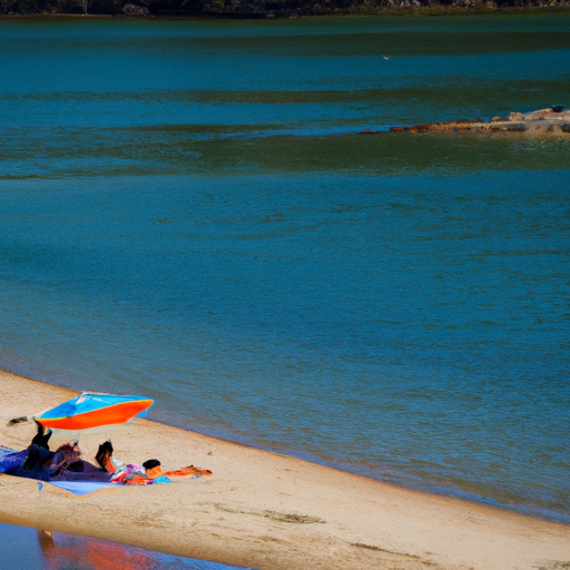 תמונה של חוף שליו עם מים צלולים ומשפחה נהנית מפיקניק.