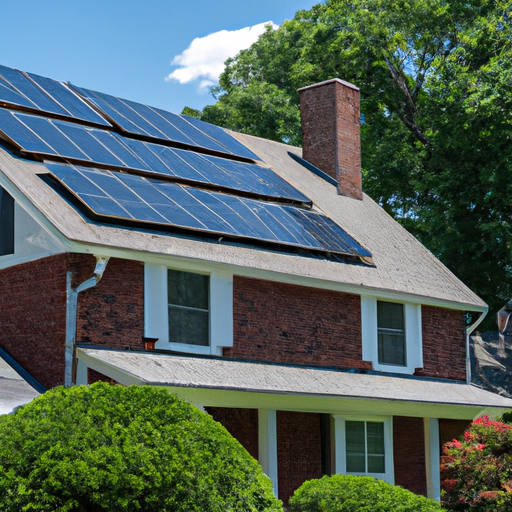 תמונה של התקנה סולארית על הגג בבית מגורים, המציגה את היתרונות של אנרגיה סולארית ליחידים ולמשפחות