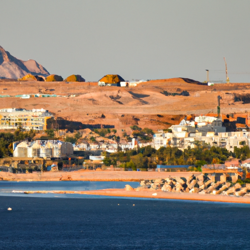 נוף פנורמי של קו החוף של שארם א-שייח', המציג את המים הצלולים והחופים החוליים.