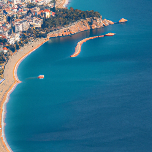 מבט אווירי על קו החוף המדהים של אנטליה, המציג את המים הכחולים התוססים והחופים הבתוליים שלה.