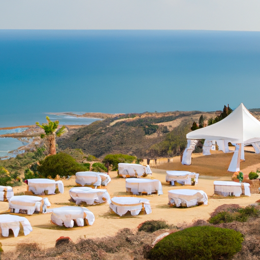 נוף פנורמי של מקום החתונה המשקיף על החופים היפים של קפריסין
