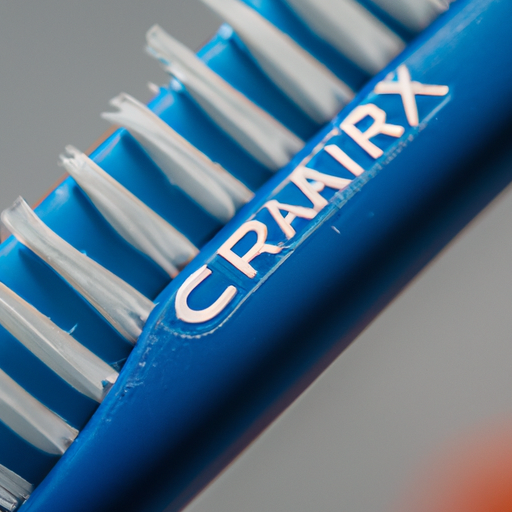 תקריב של מברשת שיניים עם מיתוג CURAPROX עליה