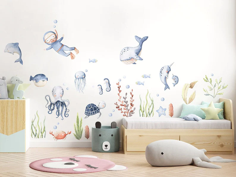 1. תמונה תוססת של חדר ילד מעוטר במדבקות קיר שונות.