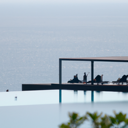 אורחים מתרווחים ליד בריכת אינסוף עוצרת נשימה, ומשקיפים על מי הטורקיז הנוצצים של מפרץ תאילנד.