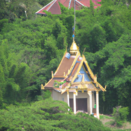 מקדש תאילנדי שליו מוקף בצמחייה עבותה