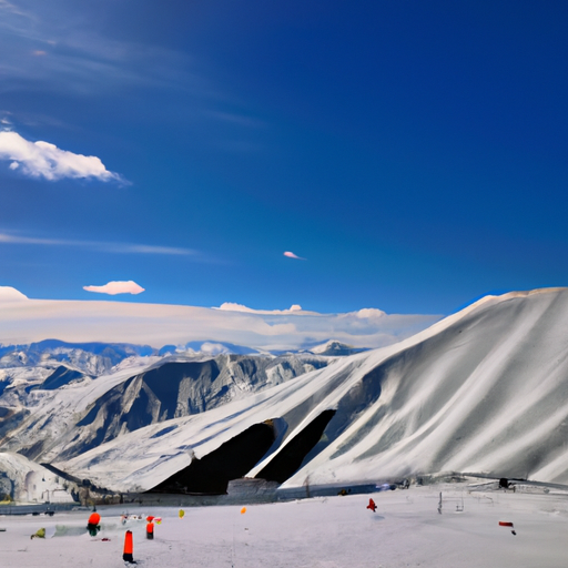 תמונה של מדרונות הסקי של גודאורי, עם שמיים כחולים ותוססים ברקע.