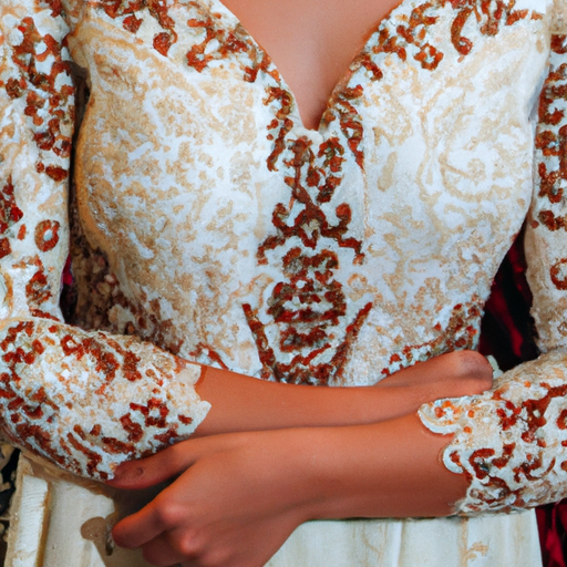 1. תמונה של כלה לובשת שמלת כלה קפריסין מסורתית, שלמה עם פרטי תחרה מורכבים.